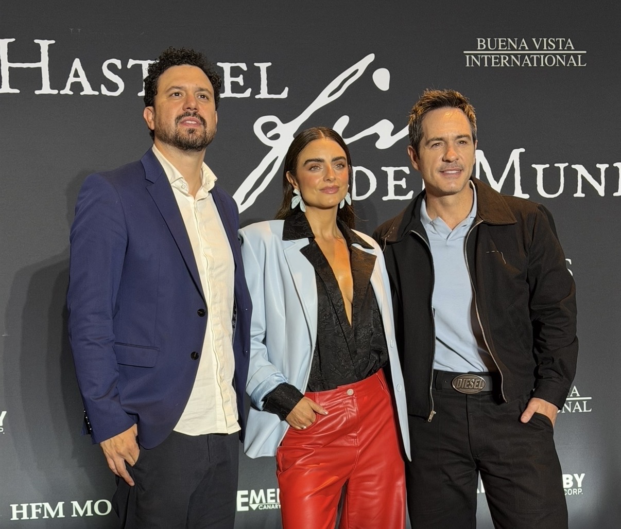Aislinn Derbez y Mauricio Ochmann convierten su historia compartida en el alma de la nueva cinta “Hasta el fin del mundo” que estrena el próximo 23 de julio en cines.